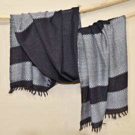Very soft woolen scarf in black and gray